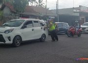 Sigap, Polisi di Banjar Dorong Mobil Pemudik yang Mogok