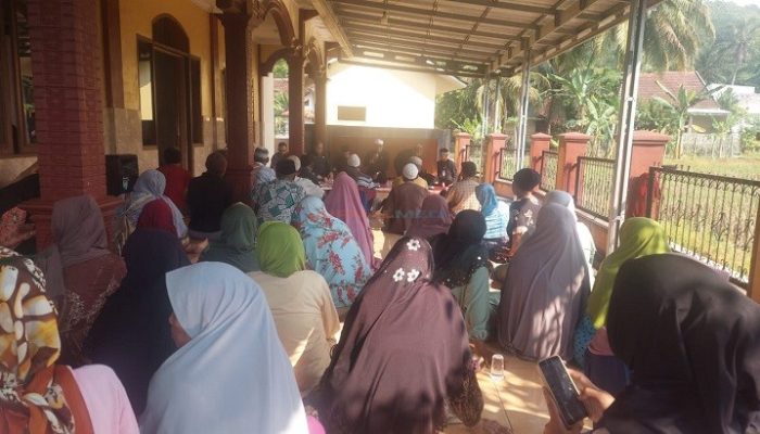 Sudarsono Serahkan Paket Sembako dan Bantuan Masjid di Sukamukti