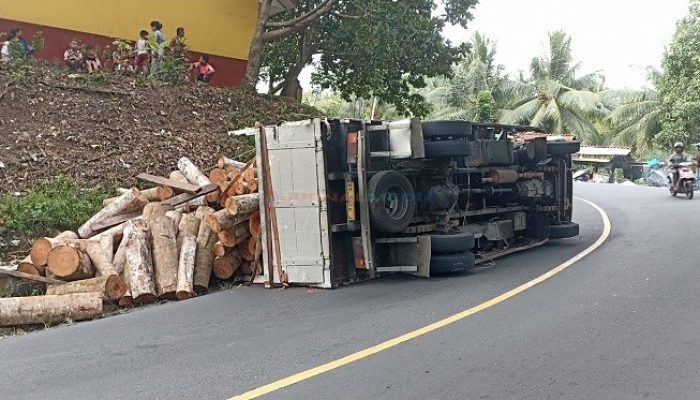 Truk Bermuatan Berat Terguling di Tikungan Emplak Pangandaran, Sopir Selamat