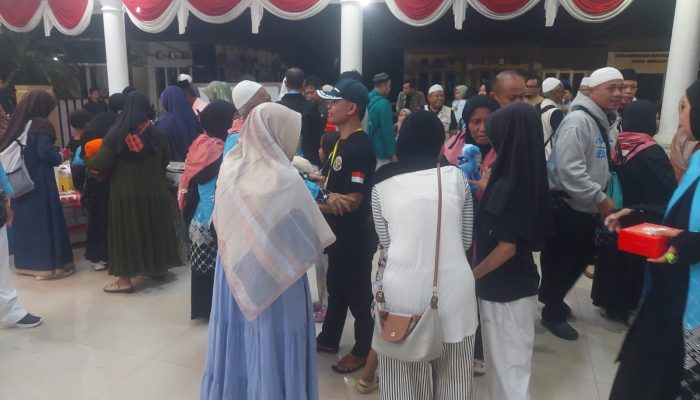 Pelukan dan Tangis Bahagia Iringi Kepulangan Jemaah Haji Kota Banjar