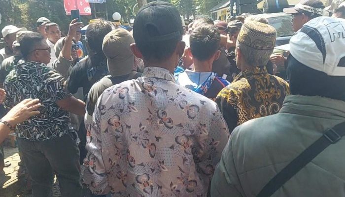 Aksi Bakar Ban Warnai Tuntutan Ribuan Petani Pangandaran di BBWS Citanduy