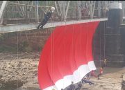 Bendera Merah Putih Raksasa Berkibar di Jembatan Kereta Api Lembah Parung Putri Banjar