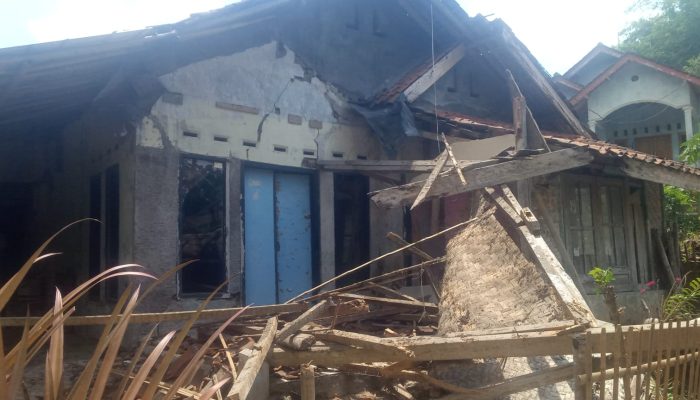 Gempa Bikin Panik! Rumah Warga Ciamis Ambruk, Ibu dan Dua Anak Nyaris Terjebak